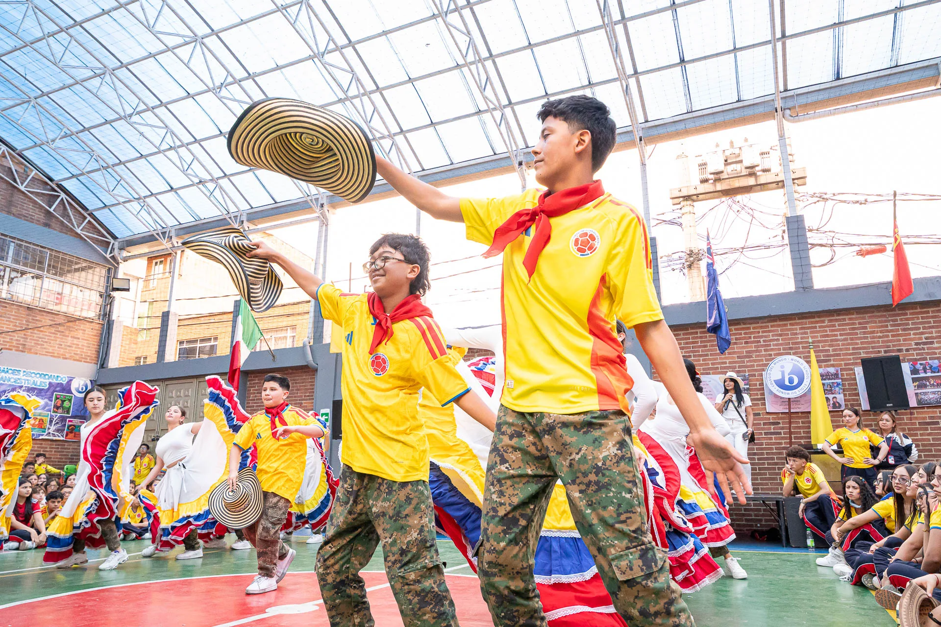 Actividad de izada de bandera del 20 de julio en el Domingo Savio Bilingual School.