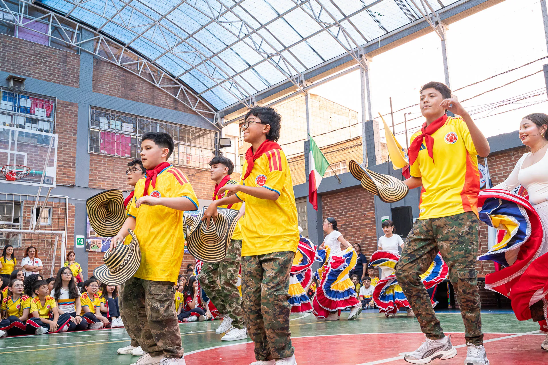 Actividad de izada de bandera del 20 de julio en el Domingo Savio Bilingual School.
