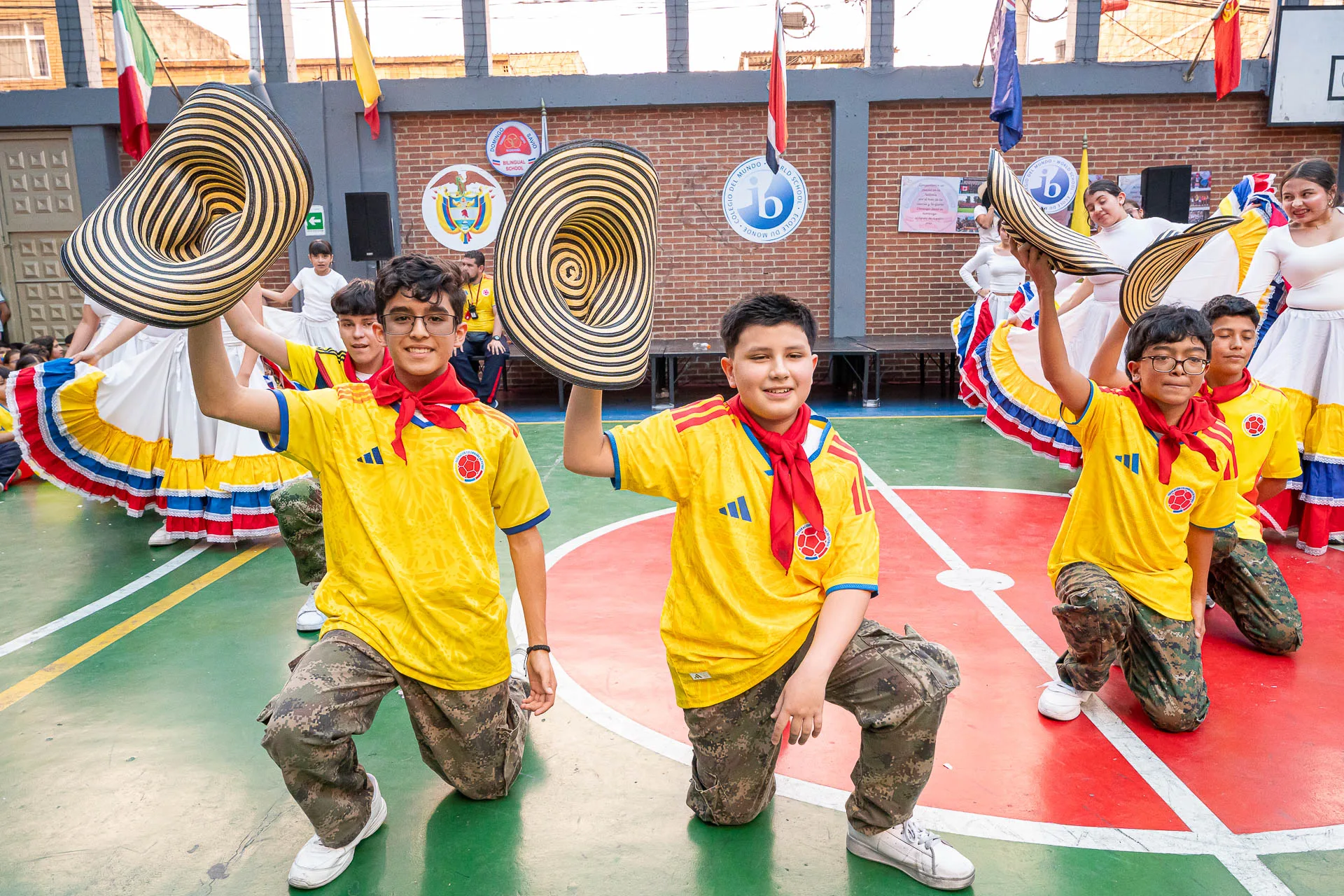 Actividad de izada de bandera del 20 de julio en el Domingo Savio Bilingual School.