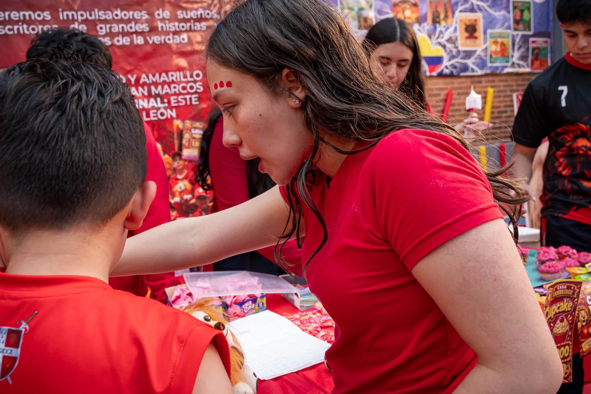 Encuentro de Casas 2026: estudiantes de la casa Cambridge en el Encuentro de Casas. Fotografía 10.